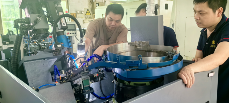 兩臺自動化后加工設(shè)備到廠員工操作培訓現(xiàn)場（20240523）